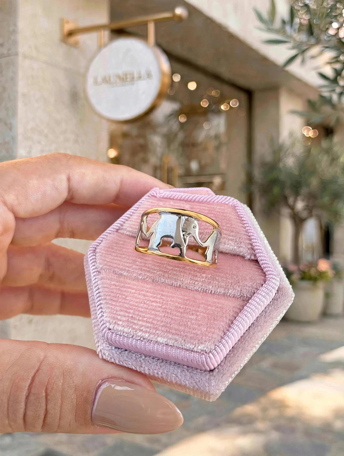 Anel Elefante Bicolor Ouro e Ródio Rommanel - detalhe do elefante na caixa rosa exterior loja