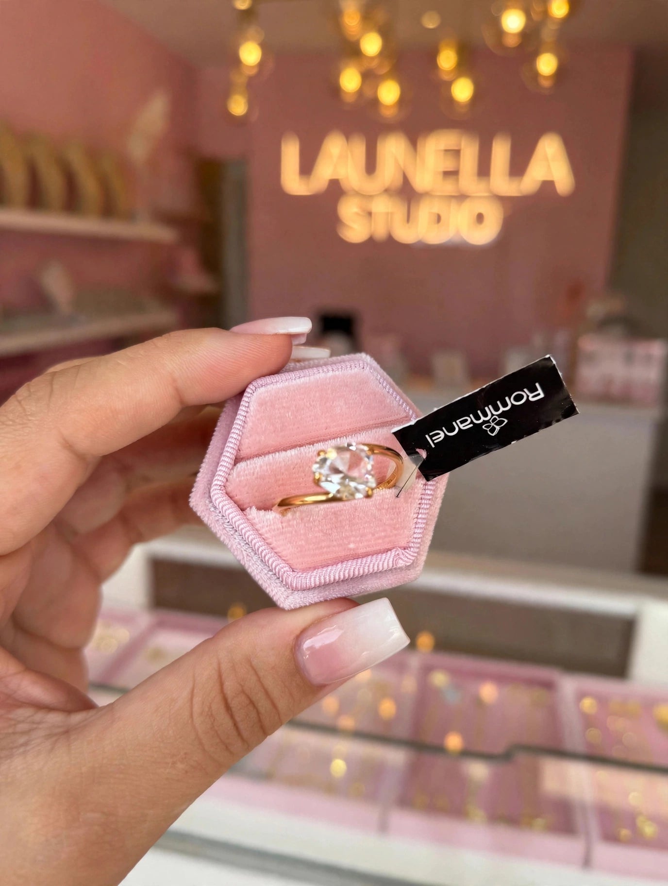 Anel Solitário Zircónia Coração Rommanel - na caixa rosa hexagonal interior loja Launella Studio vista frontal
