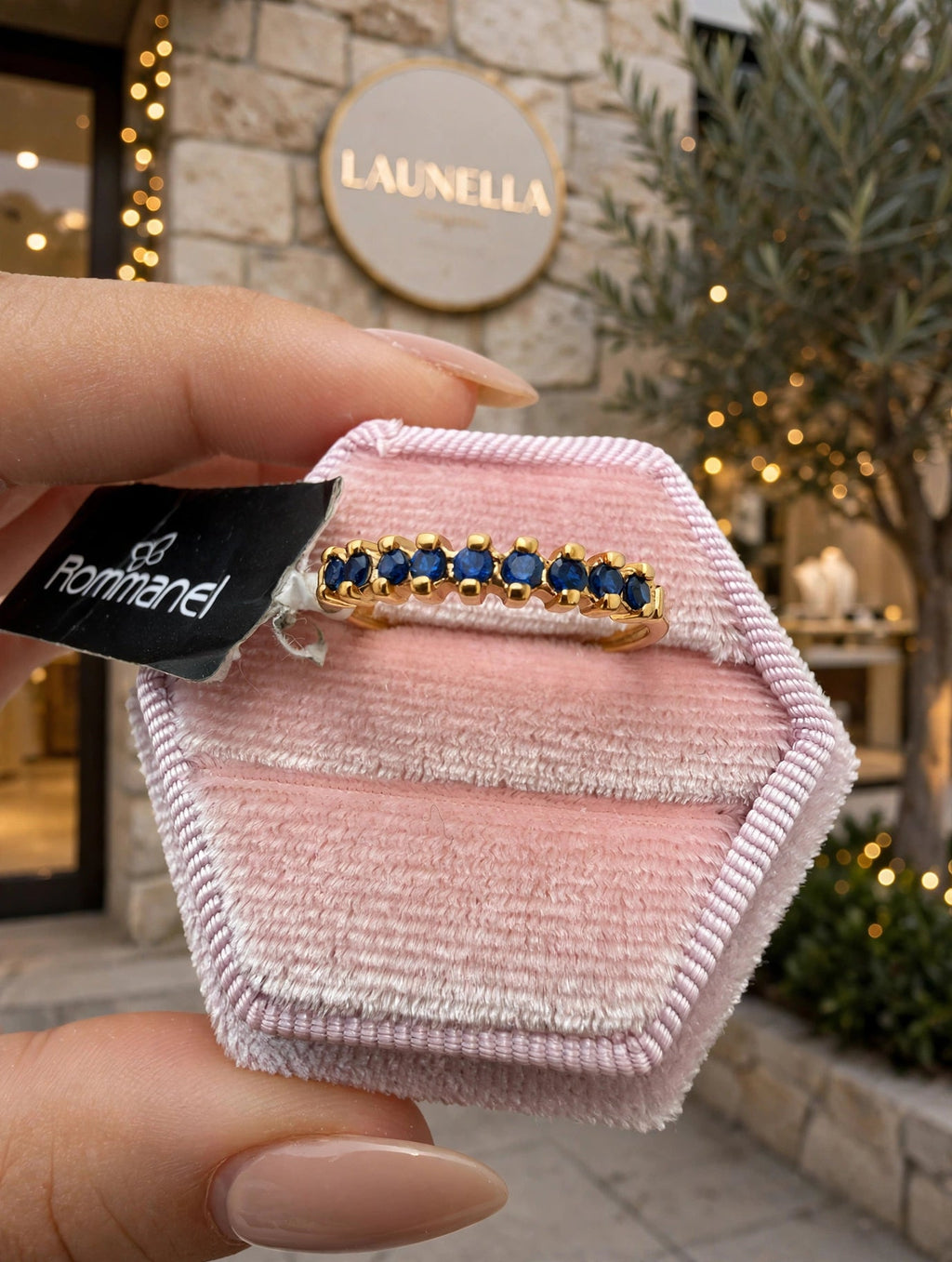 Anel Aparador Rommanel Zircónias Azuis - detalhe das zircónias azuis na caixa rosa
