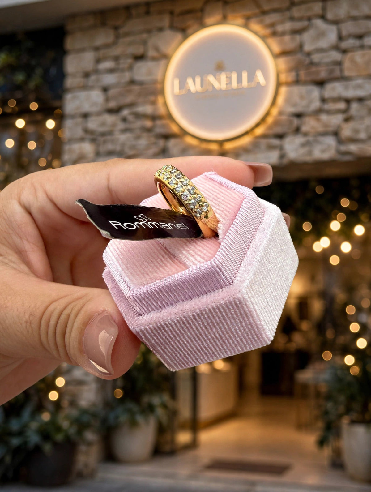 Anel Aparador Duplo Zircónias Rommanel - na caixa rosa com etiqueta Rommanel exterior loja