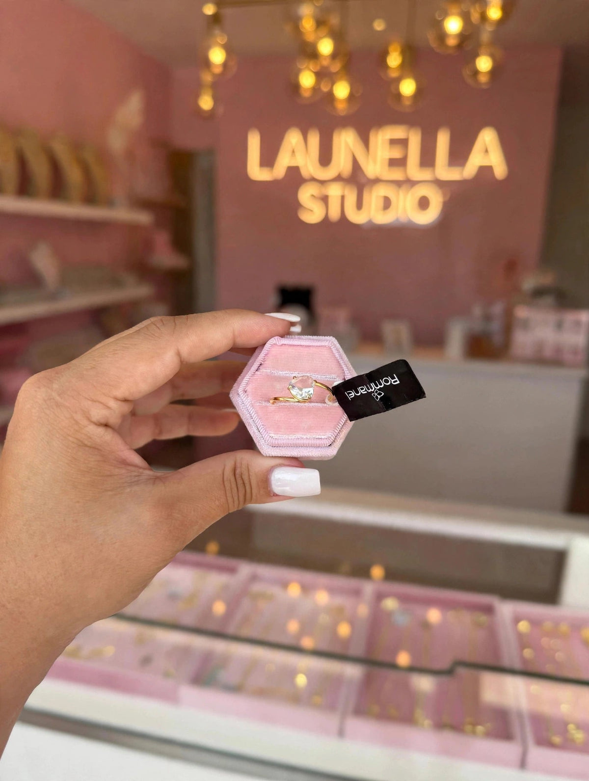 Anel Solitário Zircónia Coração Rommanel - no dedo interior loja Launella Studio fundo rosa