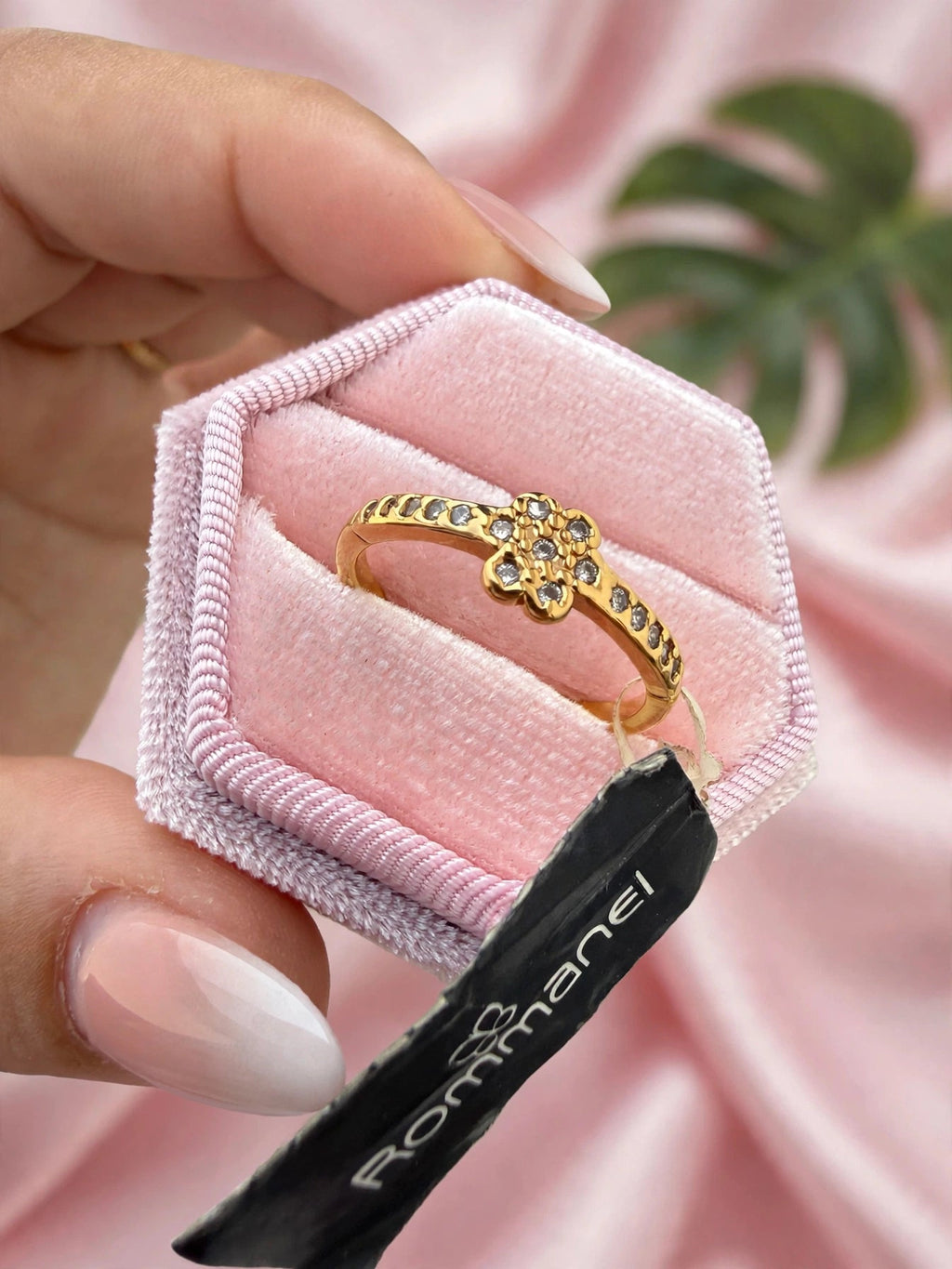 Anel Flor Zircónias Rommanel - detalhe da flor na caixa rosa fundo cetim rosa
