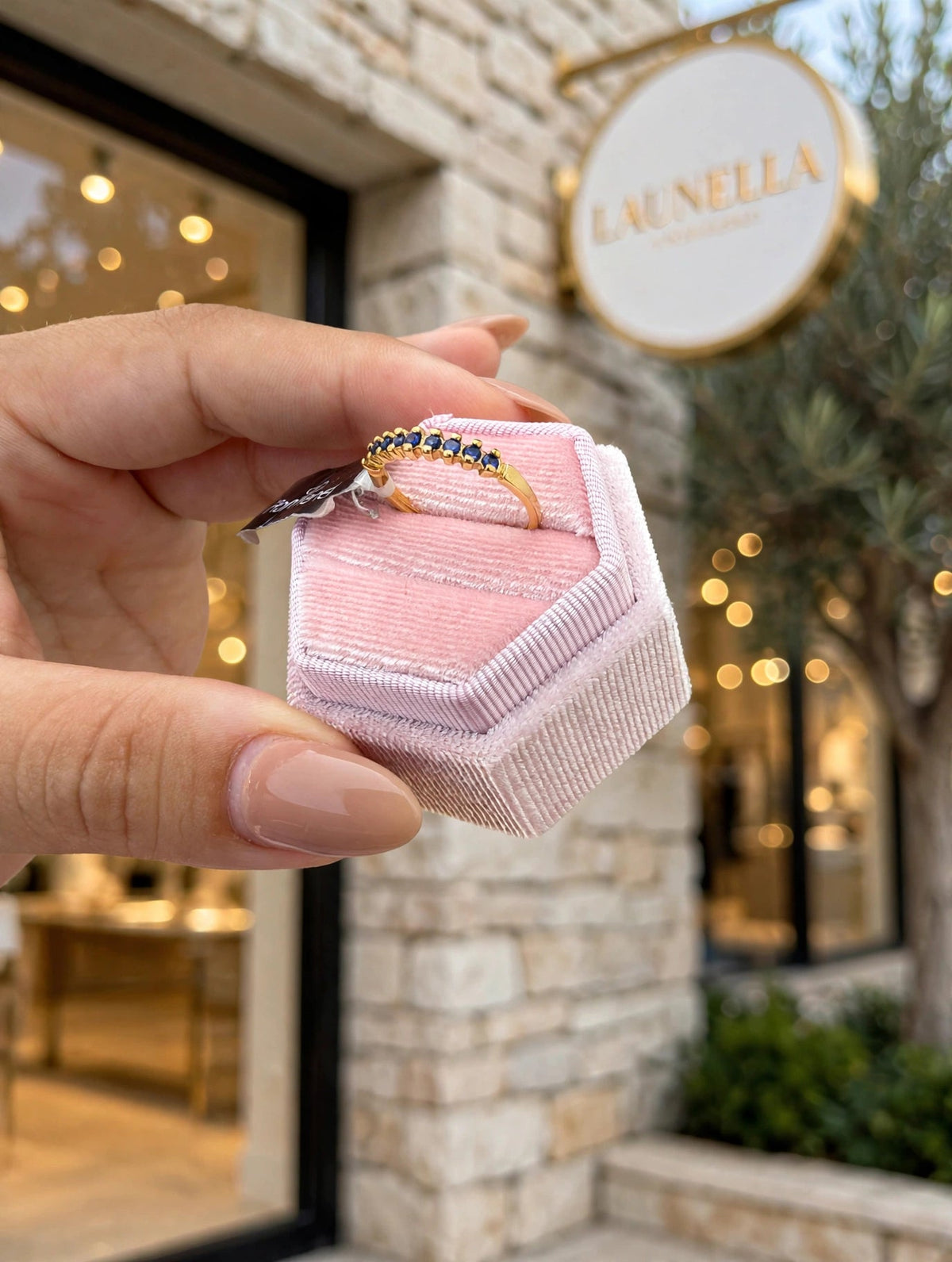 Anel Aparador Rommanel Zircónias Azuis - na caixa rosa hexagonal exterior loja