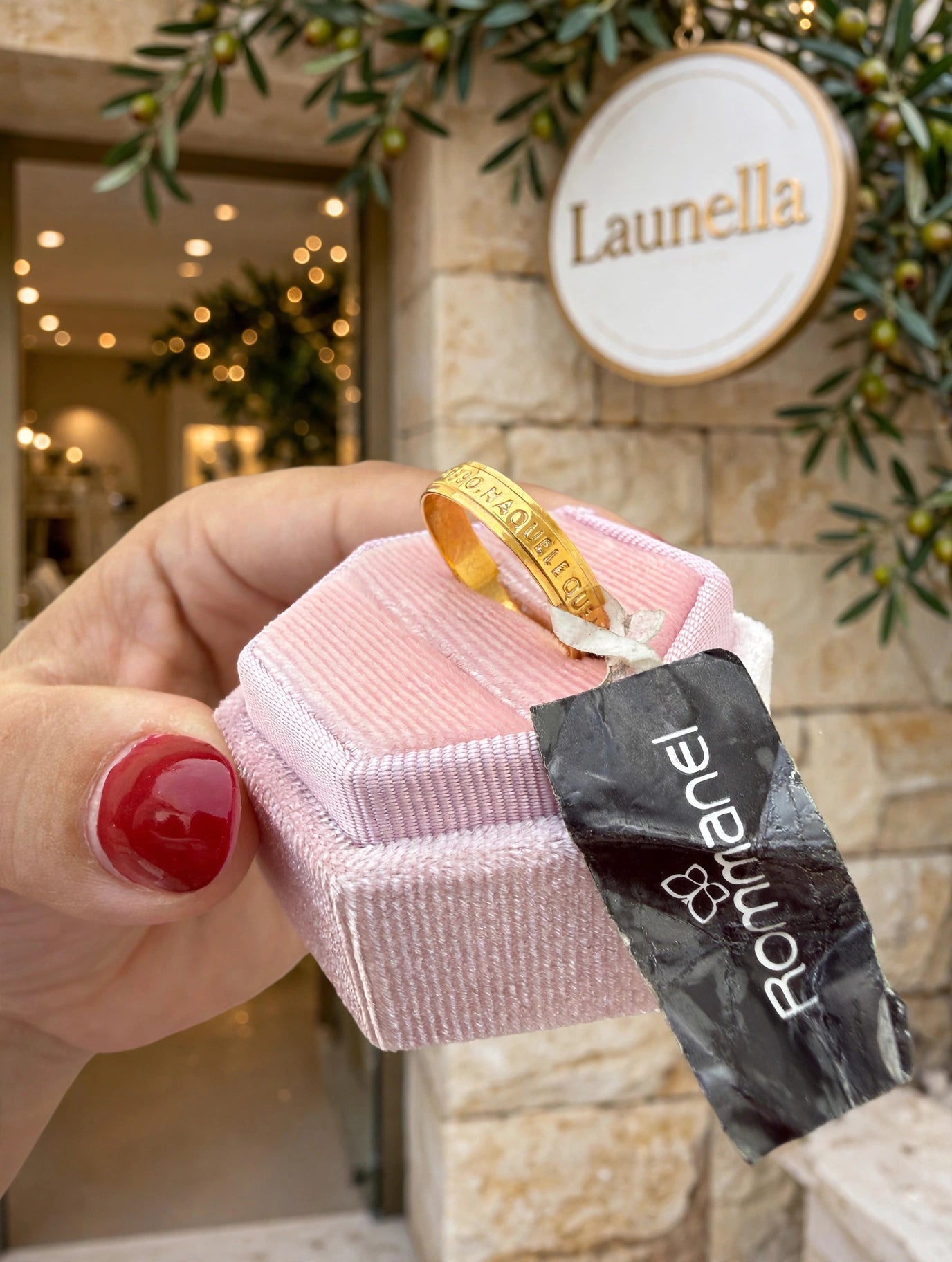Anel Tudo Posso Naquele que Me Fortalece Rommanel - na caixa rosa hexagonal com etiqueta Rommanel exterior loja Launella