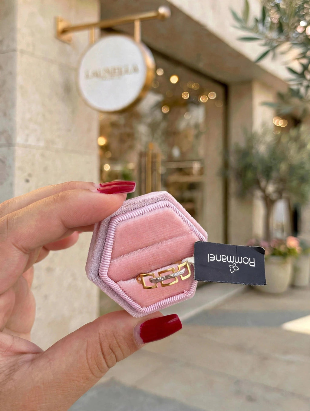 Anel Geométrico Quadrado Bicolor Rommanel - detalhe na caixa rosa hexagonal exterior loja Launella