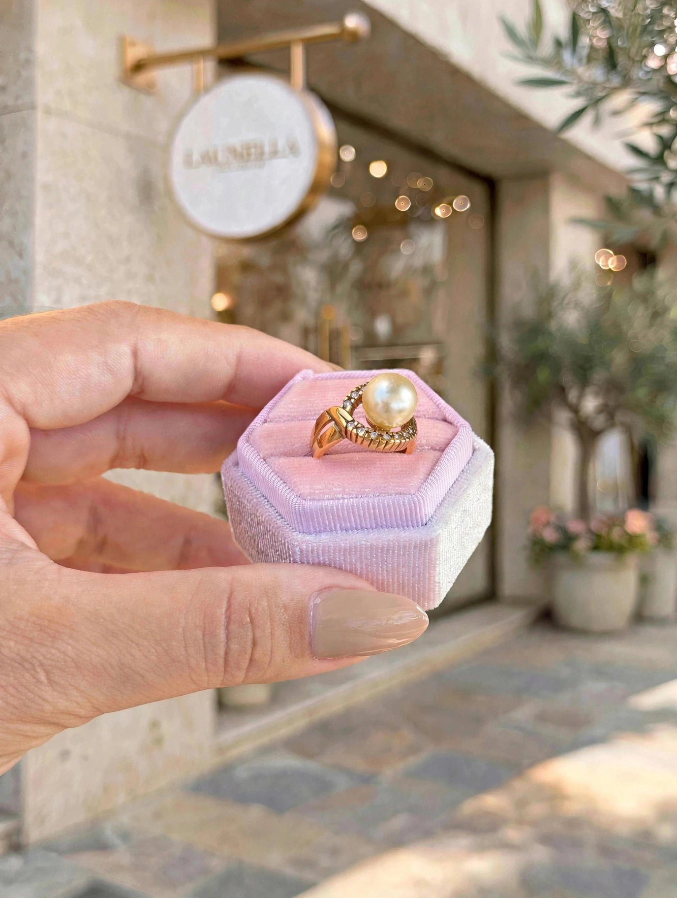 Anel Pérola com Halo de Zircónias Rommanel - na caixa rosa hexagonal vista lateral exterior loja Launella
