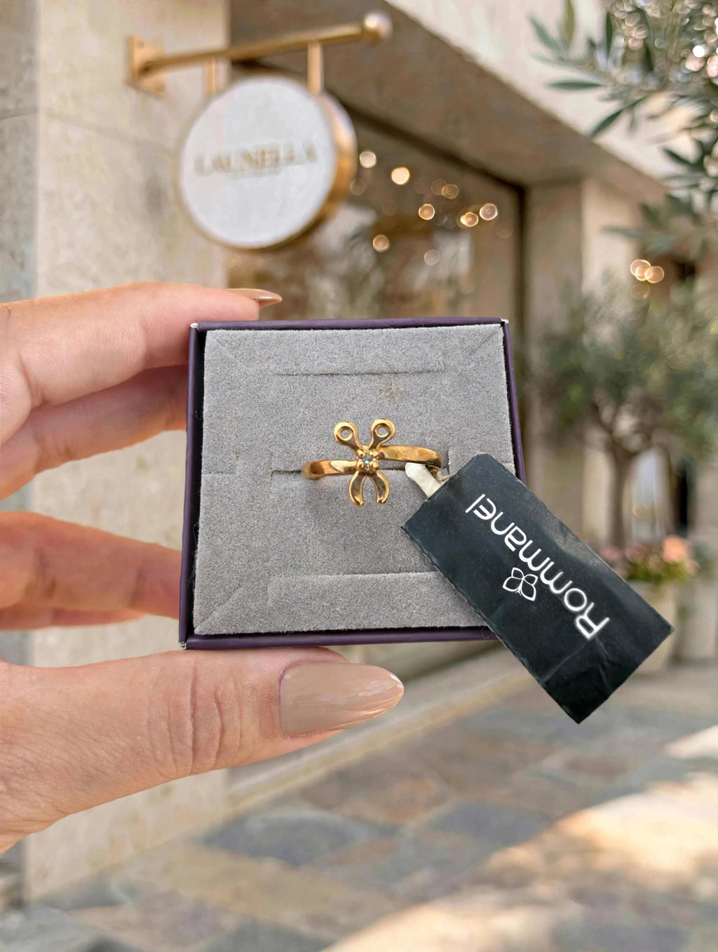 Anel Rommanel Tesoura Dourado - na caixa rosa