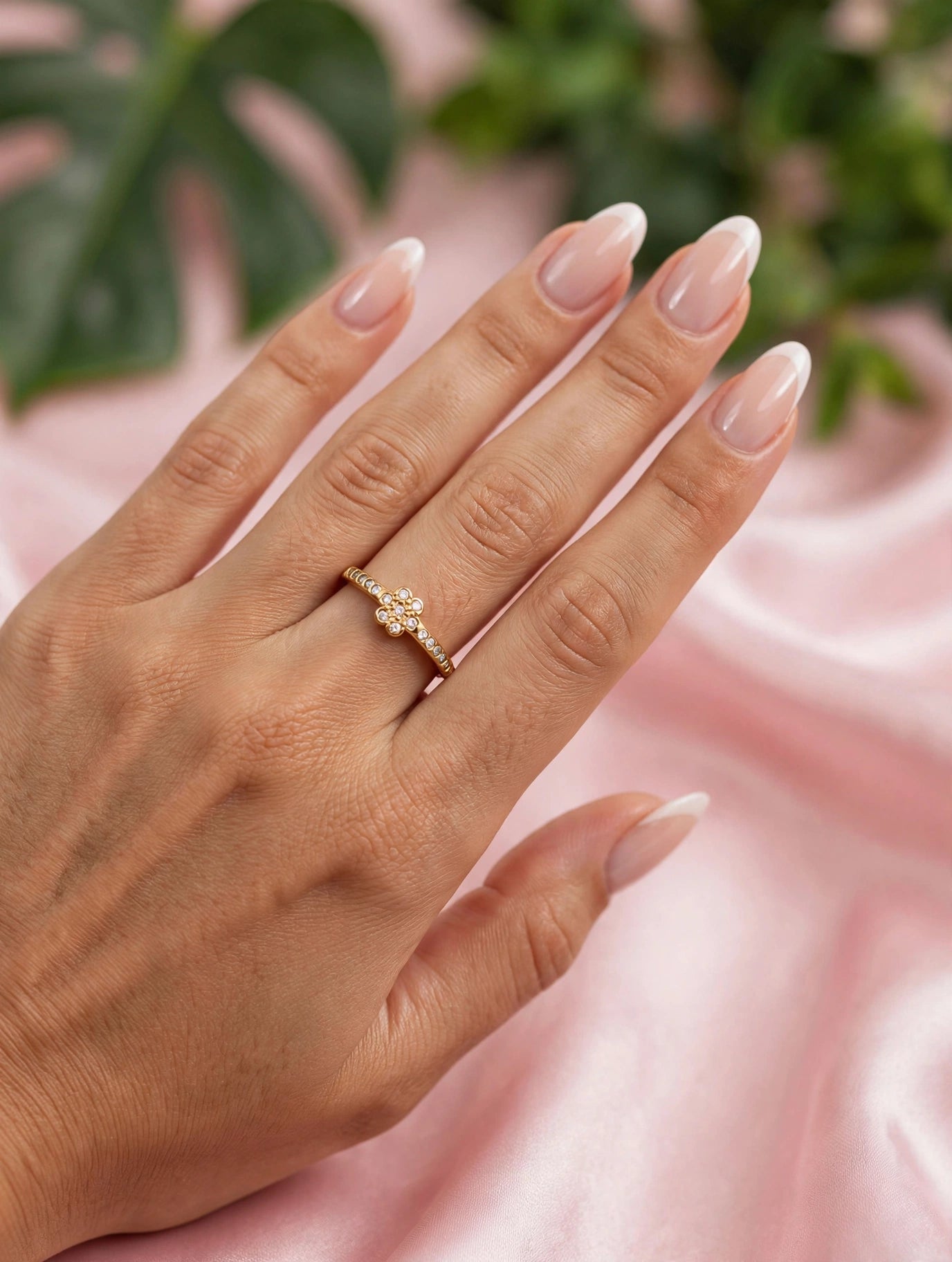 Anel Flor Zircónias Rommanel - no dedo fundo cetim rosa com folhas verdes