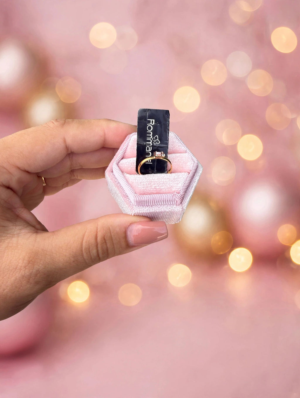 Anel Infantil Zircónia Roxa Baguette Rommanel - na caixa rosa hexagonal fundo bokeh rosa e dourado